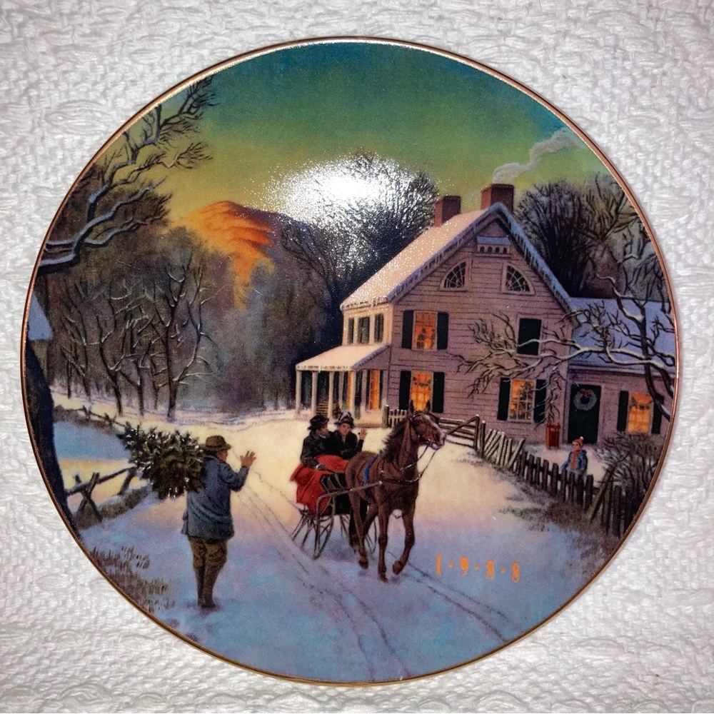 “Home for the holidays” 1988 Avon collectors plate for Christmas, 22k gold rim